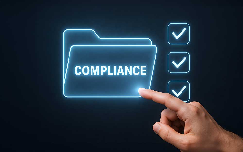 Eine Hand zeigt auf einen digitalen Ordner mit der Aufschrift ‚COMPLIANCE‘ neben drei angehakten Kästchen und betont die Bedeutung von Compliance vor dunklem Hintergrund.