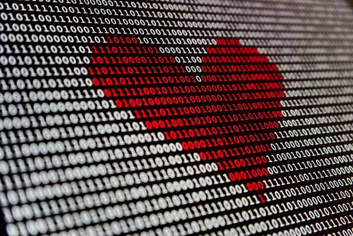 Ein rotes Herz erscheint auf dem Display eines Computers